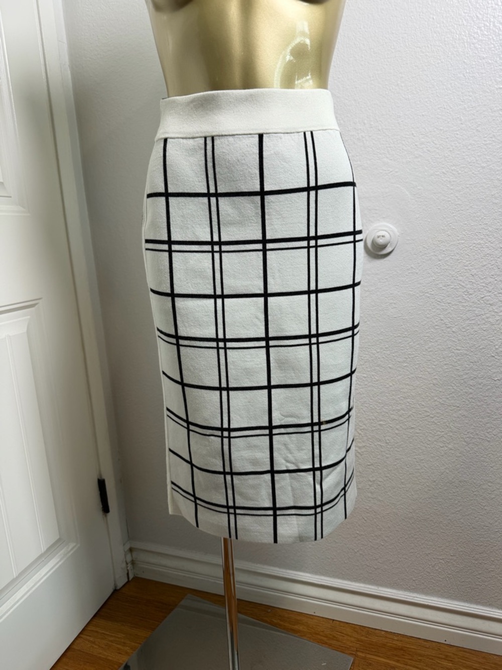 Club Monaco White Pencil Skirt with Black Windowpane Grid XS